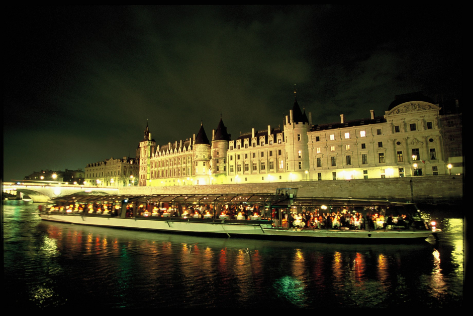 Christmas Eve Dinner cruise "Bâteaux Parisiens" Euroscope
